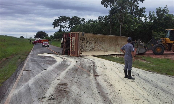 Caminhão capotou na vicinal Marcírio Gomes, em Valentim