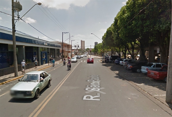 O crime foi registrado anteontem na rua São Paulo, em frente ao banco Mercantil  (Foto: Reprodução)