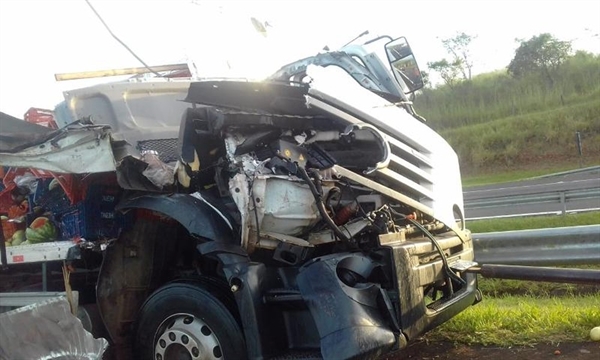 Cabine do caminhão ficou destruída com o impacto — Foto: Arquivo Pessoal