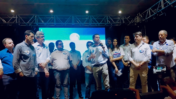 Com diversas lideranças da região, Fausto Pinato lança campanha (Foto: Divulgação) 