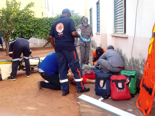 Corpo de Bombeiros e Samu foram acionados ao local em Araçatuba — Foto: Fabio Ishizawa/RegionalPress