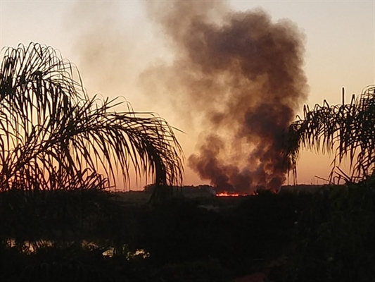 ncêndio por causa do tempo seco também atingiu a cidade de Mendonça — Foto: Arquivo Pessoal