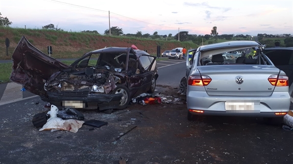 Dois veículos se envolveram no acidente em Tanabi (Foto: Reprodução)