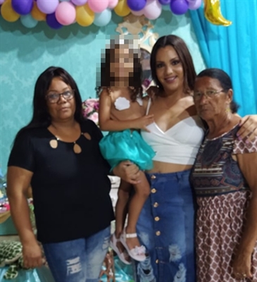 Marina com a avó Diva, com a mãe Marlene e a filha em Guapiaçu. (Foto: Arquivo Pessoal/G1)