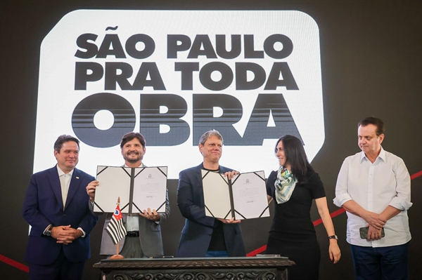 O governador Tarcísio de Freitas anunciou ontem um pacote de obras com investimento de R$ 2,9 bilhões na região (Foto: Governo de SP)