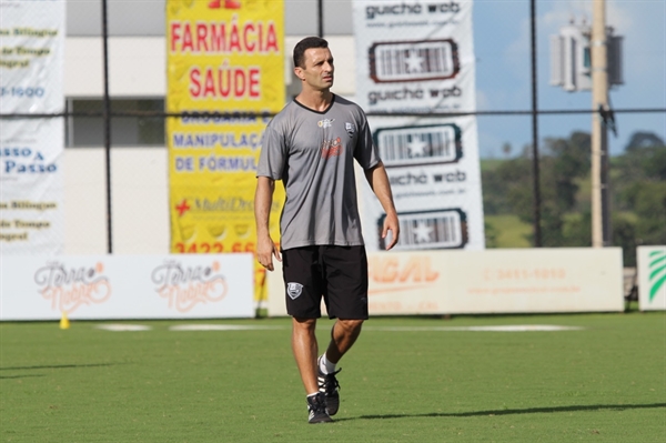 O técnico Júnior Rocha comandará o Clube Atlético Votuporanguense pela primeira vez na tarde deste sábado em Penápolis (Foto: Rafael Bento/CAV)