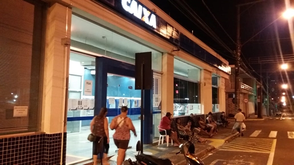 Moradores de Votuporanga já fazem fila na Caixa para tentar receber o auxilio emergencial nesta segunda-feira
