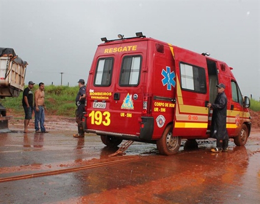 Viatura dos bombeiros fica presa em lama em tentativa de resgate