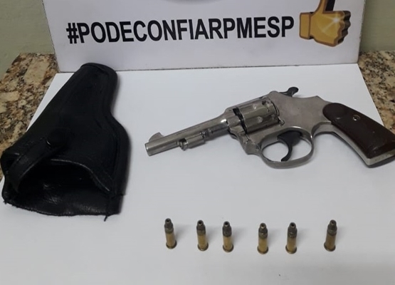 A Polícia Militar apreendeu um revólver calibre 22, que estava municiado com seis cápsulas do mesmo calibre (Foto: Divulgação/Polícia Militar)