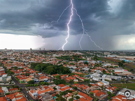 Em 48 horas, medidores do Elat marcaram 1.423 raios durante as tempestades em Votuporanga  (Foto: Foco Studio/Montagem A Cidade)