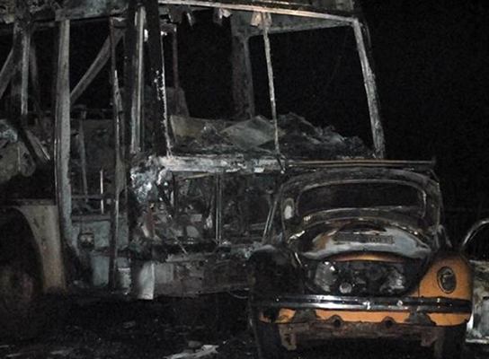 Mulher morre carbonizada após colisão entre automóvel e ônibus 