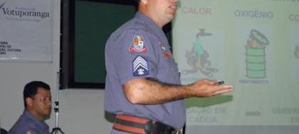 Bombeiros ensinam ações de combate ao fogo 