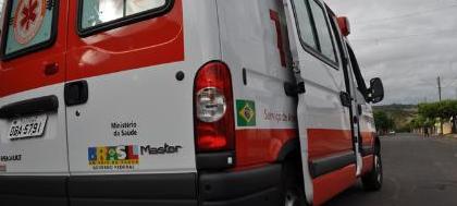 Veículo passa reto em "Pare" e atropela moto