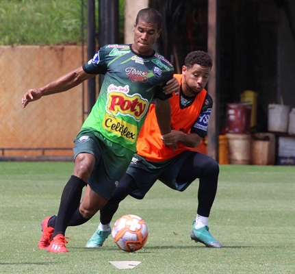 O atacante Danilo Feijão já estava treinando com o elenco do Clube Atlético Votuporanguense neste ano (Foto: Rafael Bento/CAV)
