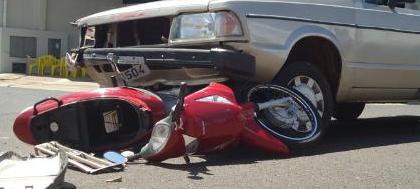 Carro passa por cima de moto na rua Goiás