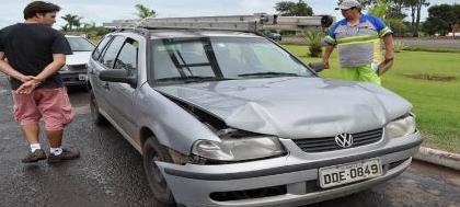 Parada obrigatória na pista provoca engavetamento