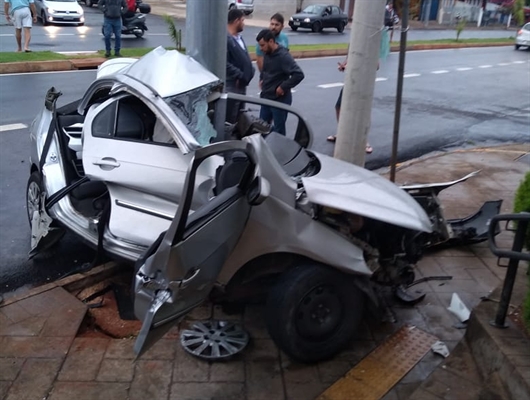 Motorista perdeu controle de veículo e bateu em poste em Rio Preto (Foto: Arquivo Pessoal)