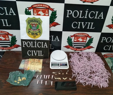 Na abordagem policial, foram apreendidos diversos entorpecentes, balança, dinheiro, entre outros objetos  (Foto: Divulgação/Dise)