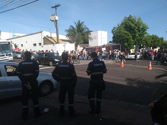 Na manhã desta quinta-feira uma grande fila se formou no Centro do Empreendedor de Votuporanga (Foto: A Cidade)