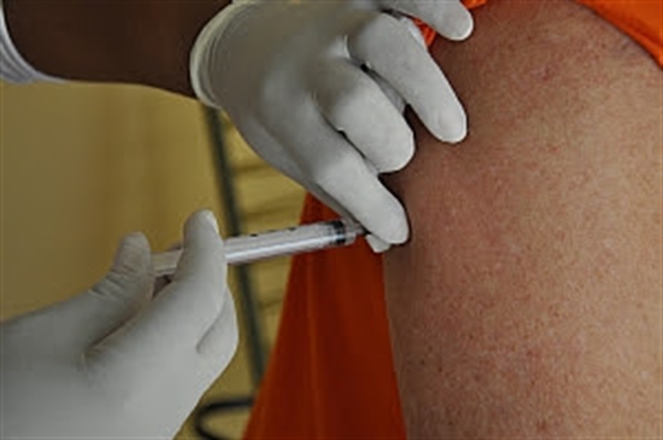 O atual esquema de vacinas para adultos ocorre com a aplicação de uma dose da vacina contra a febre amarela, sem a necessidade do reforço (Foto: Divulgação/Prefeitura de Votuporanga)