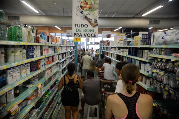 Produtos alimentícios tiveram alta de 0,45% em dezembro e novembro (Foto: Agência Brasil)