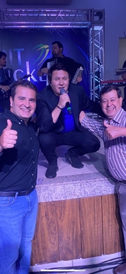 Na festa do Rolandinho Nogueira, o empresário Carlinhos Marão e o colunista no show de Gian e Giovani