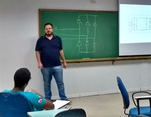 Os alunos do curso de Engenharia Elétrica da UNIFEV participaram, recentemente, de uma palestra com o analista de automação André Dantas (Foto: Comunicação Unifev)