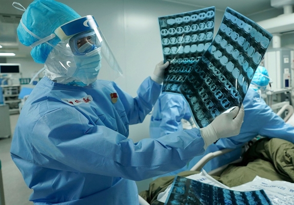 Médico examina tomografias em hospital de Wuhan, epicentro da epidemia do novo coronavírus, na província de Hubei, na China — (Foto: Wang Yuguo / Xinhua via AP)