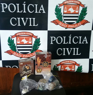 Na residência do “Japonês”, policiais da DISE apreenderam porções de drogas, dinheiro e objetos utilizados para embalagem (Foto: Divulgação/Polícia Civil)