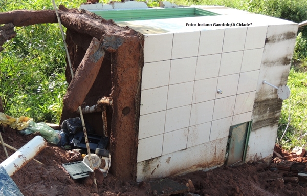 Banheiro que ficava em fundo de casa foi arrastado pela enxurrada