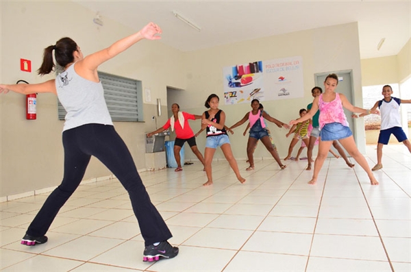 'Danças Sociais' atende gratuitamente em espaços municipais
