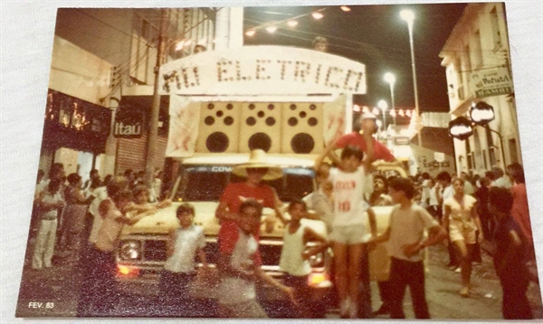 A foto mostra as origens do Mu Elétrico, no Carnaval de 1983, no Centro de Votuporanga (Foto: Arquivo Pessoal)