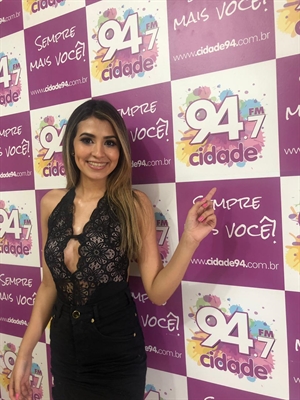 A artista encerrou sua participação no estúdio da Cidade FM cantando diversos sucessos de seu novo trabalho (Foto: Fábio Ferreira/A Cidade)