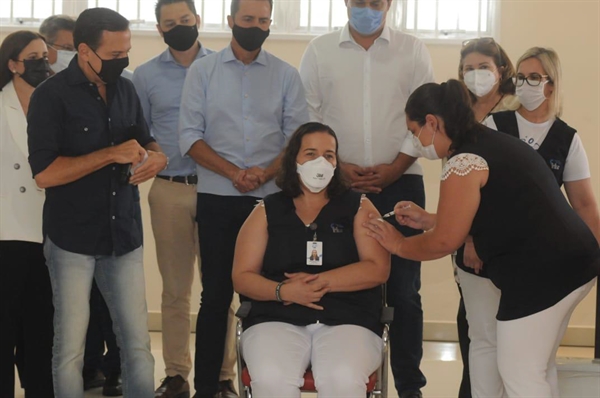 A primeira dose da vacina contra a Covid-19 aplicada na região foi para uma enfermeira do Hospital de Base de Rio Preto (Foto: Governo do Estado)