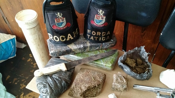 Força Tática e Rocam prendem três pessoas com revólver e drogas 