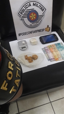Os policiais apreenderam diversas porções de entorpecentes, balança, dinheiro e celular (Foto: Divulgação/PM)
