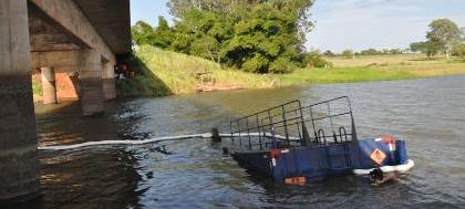 Caminhão tanque cai de ponte e óleo se espalha no rio