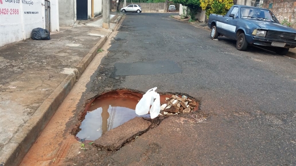 Buraco localizado na rua Diaulas de Souza, no bairro Chácara Aviação, em Votuporanga (Foto: Arquivo Pessoal)