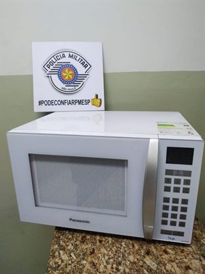 Os policiais apreenderam o eletrodoméstico furtado pelo bandido e devolveram para a vítima  (Foto: Divulgação/PM)