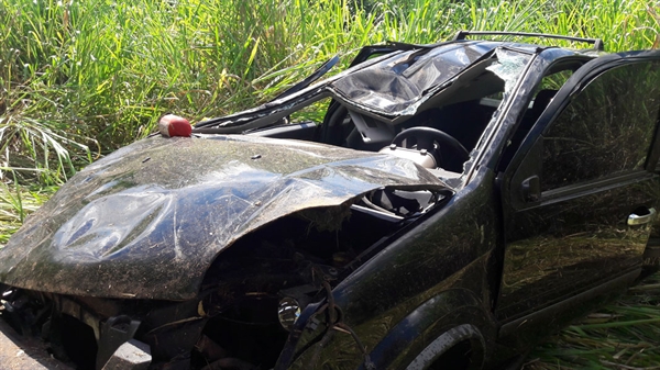 Carro capota várias vezes na Péricles Belini