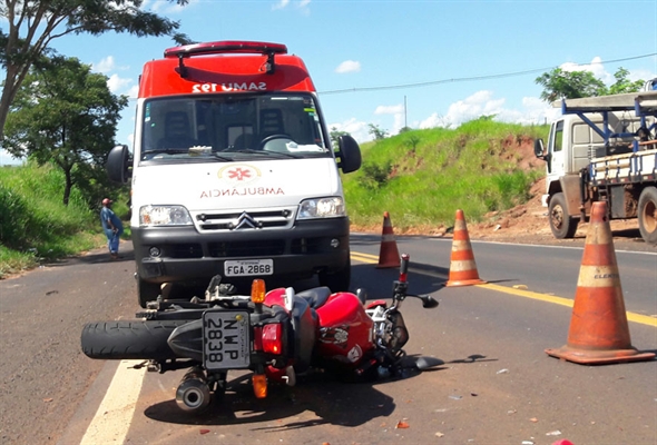 Homem é socorrido após colisão na rodovia SP-461