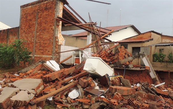 Temporal deixa rastro de destruição pela cidade