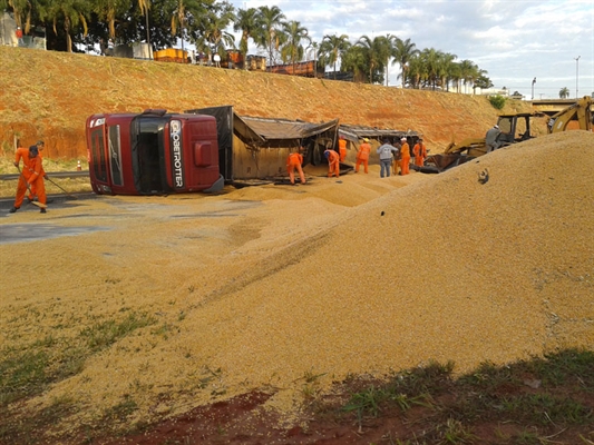 Carreta tomba e interrompe trânsito na SP-320