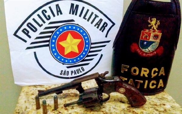 Uma arma calibre 32 foi apreendida pela equipe da Força Tática da noite da última quinta-feira (8), além de munições (Foto: Divulgação/Polícia Militar)