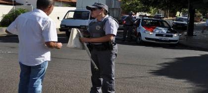 Bandidos atiram e agridem vítima em assalto no centro