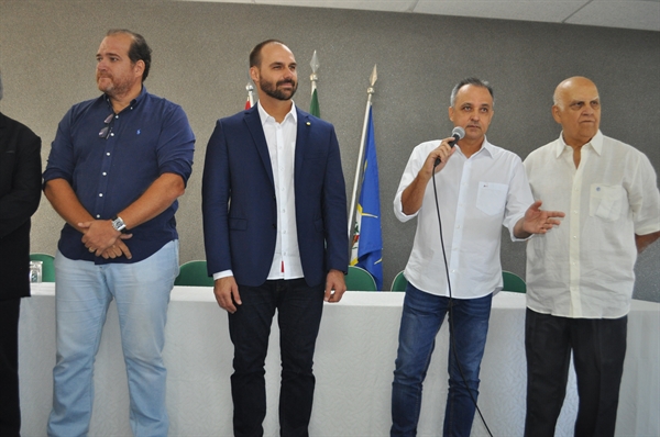 Renato Martins, vice-prefeito, Eduardo Bolsonaro, Luiz Fernando Góes Liévana e Meidão (Foto: Érika Chausson/A Cidade)