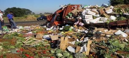 Caminhão carregado com hortifruti capota em rodovia