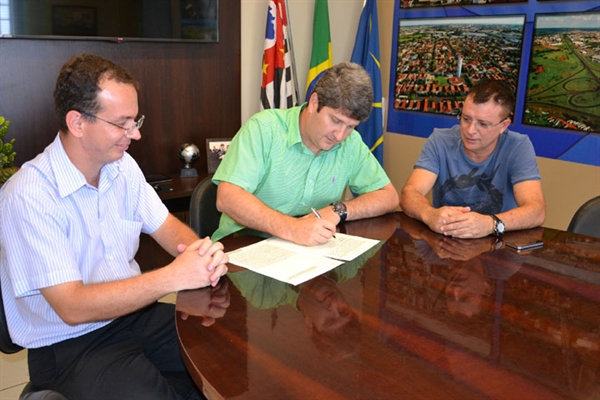 Assinatura da escritura pelo prefeito Junior Marão com o secretário de esportes Mineiro e o advogado Douglas Lisboa