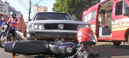 Motocicleta fica sob carro em acidente no centro