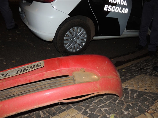 Motorista bate, foge e deixa para-choque no local